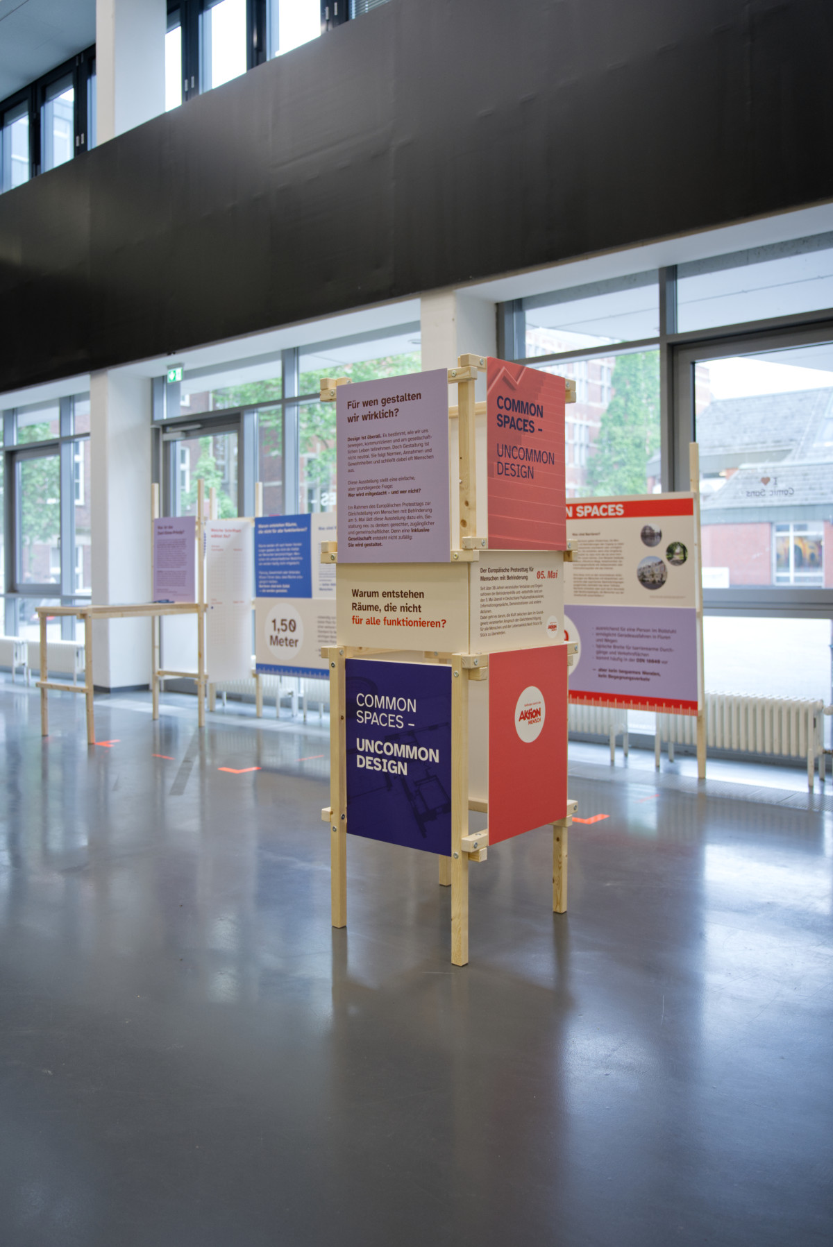 Ausstellungsturm im Foyer der Hochschule Bremen