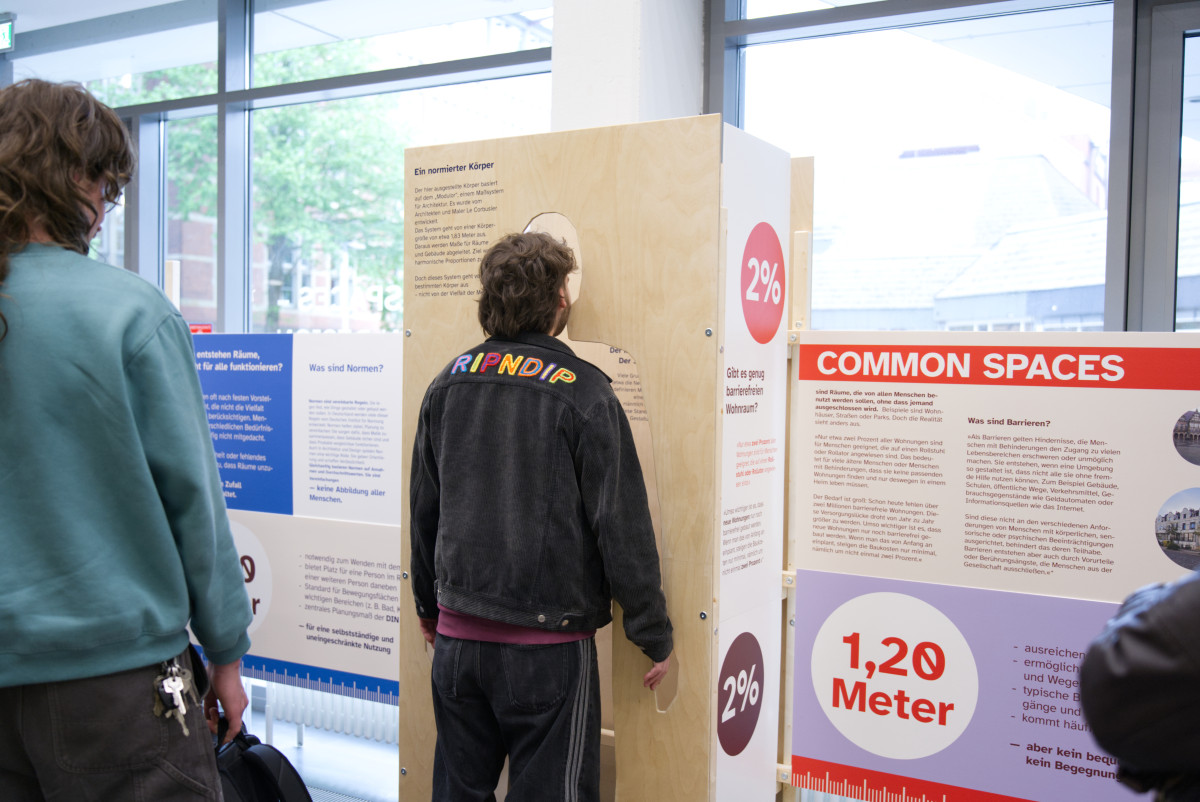Ausstellungswände mit Besuchenden
