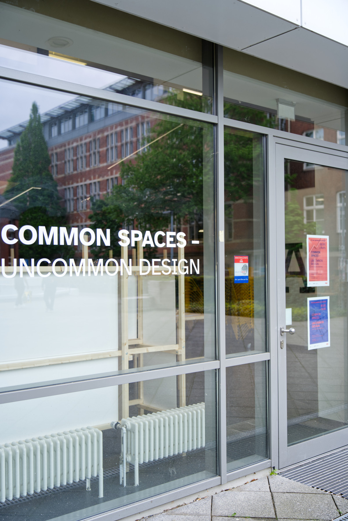 Außenfenster mit Ausstellungstitel