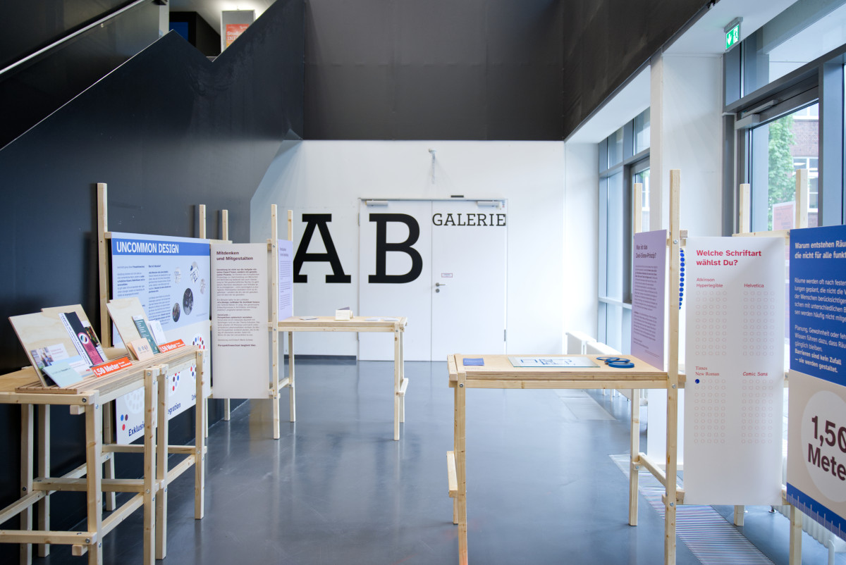Ausstellungsaufbau der einzelnen Stellwände und Tische