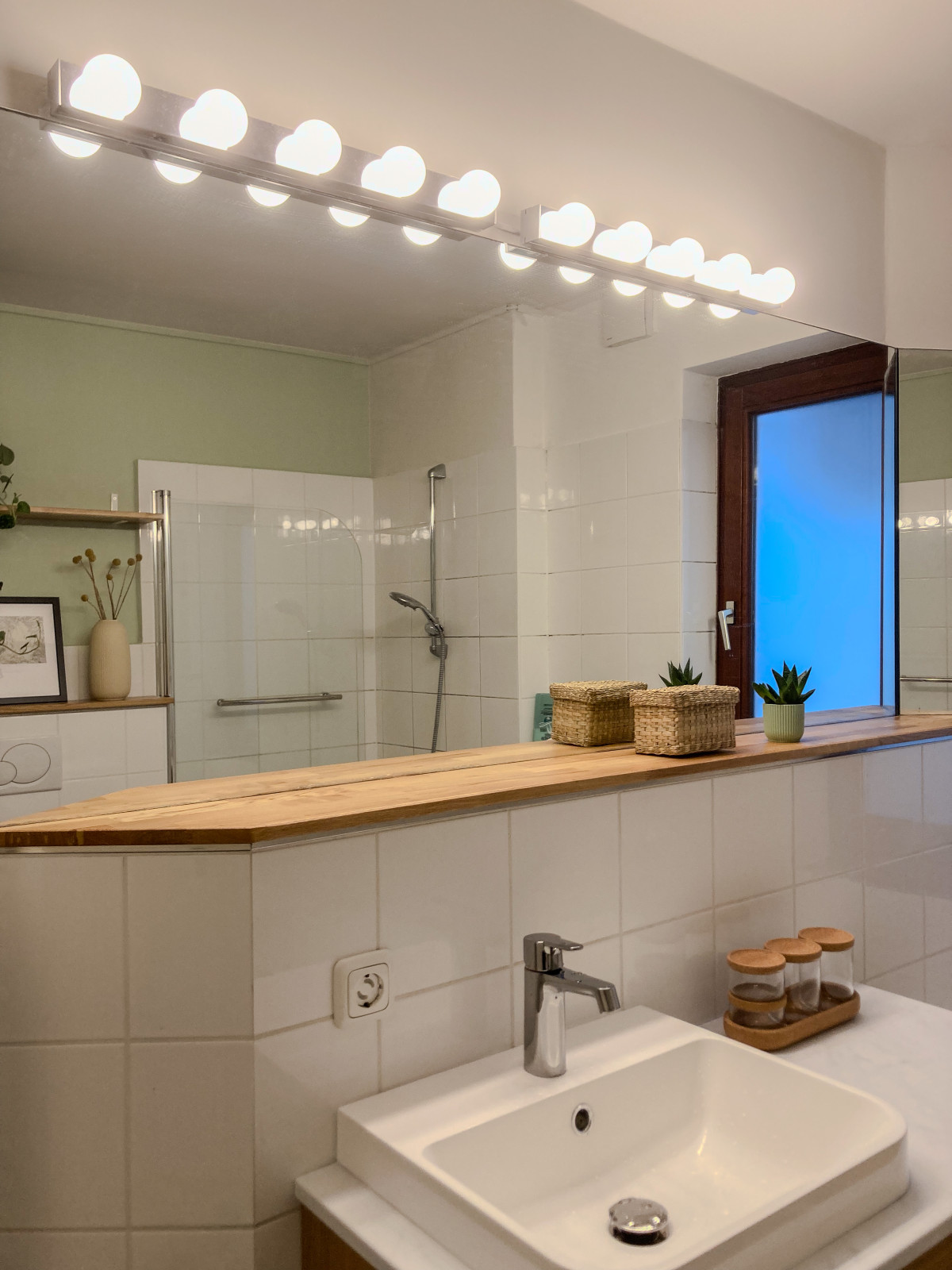Badezimmerspiegel mit neuem Eichenbrett und neuer Wandfarbe