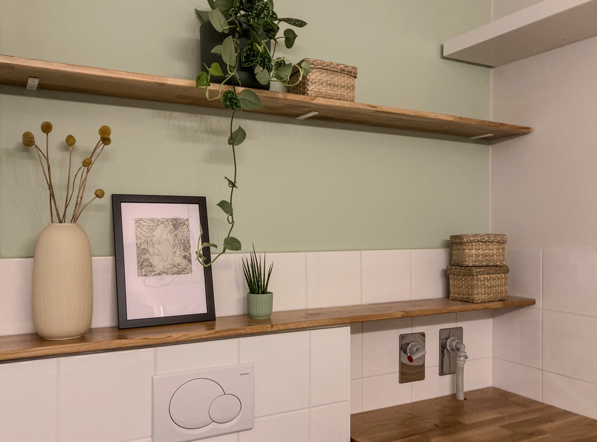 Regalbretter aus Eiche mit Deko und Waschmaschinenabdeckung
