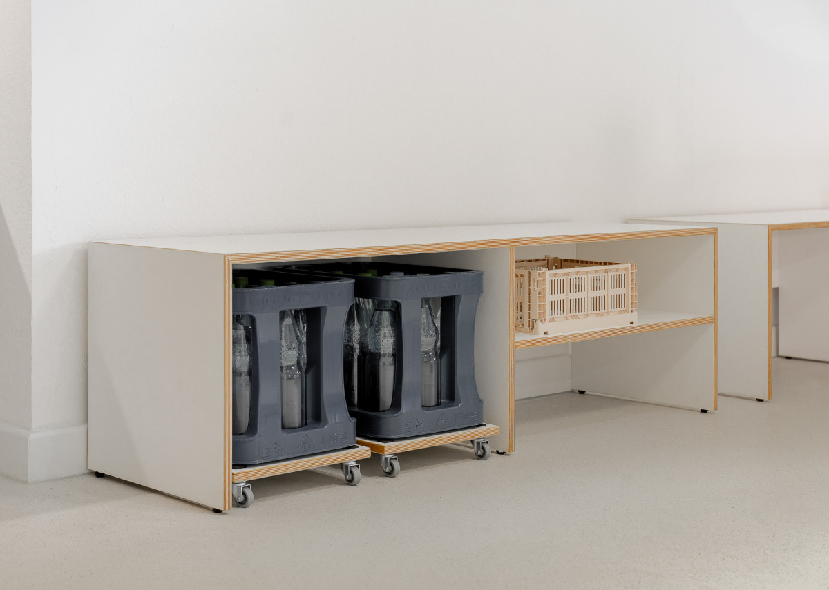 Sitzbank Thomas seitlich mit Wasserkisten und Box