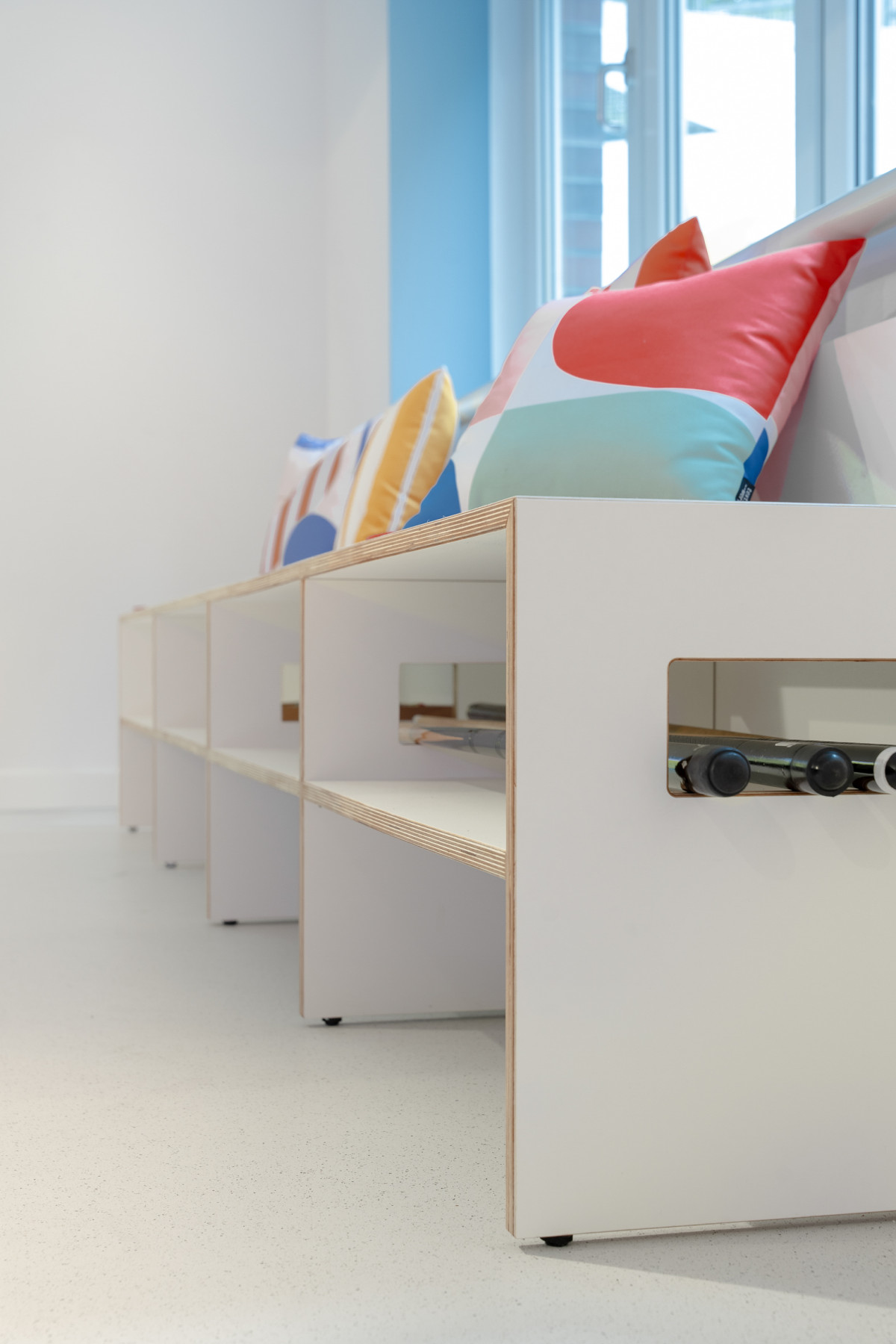 Sitzbank Thomas seitlich mit Ausfräsung für die Queues