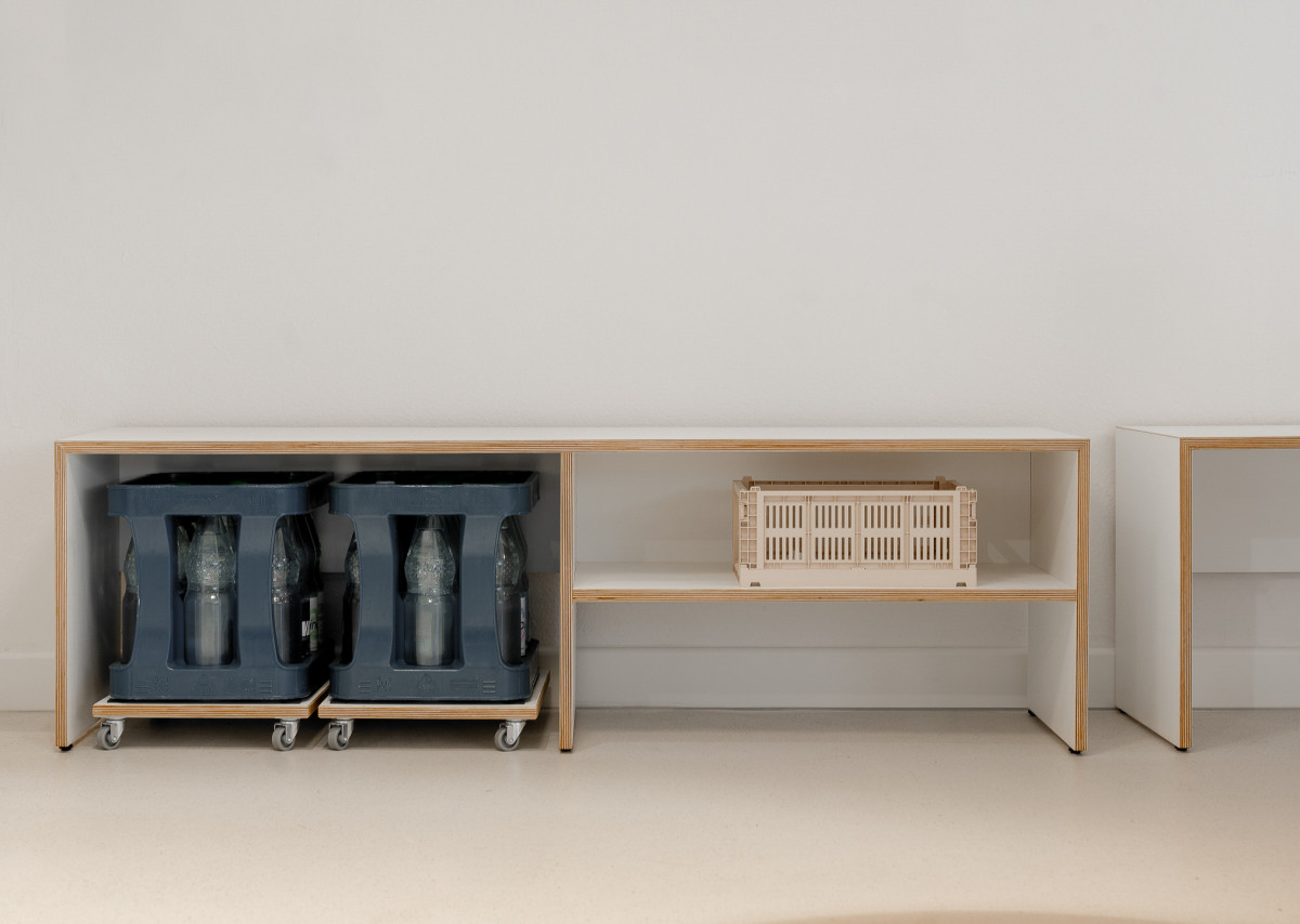 Sitzbank Thomas frontal mit Wasserkisten und Box