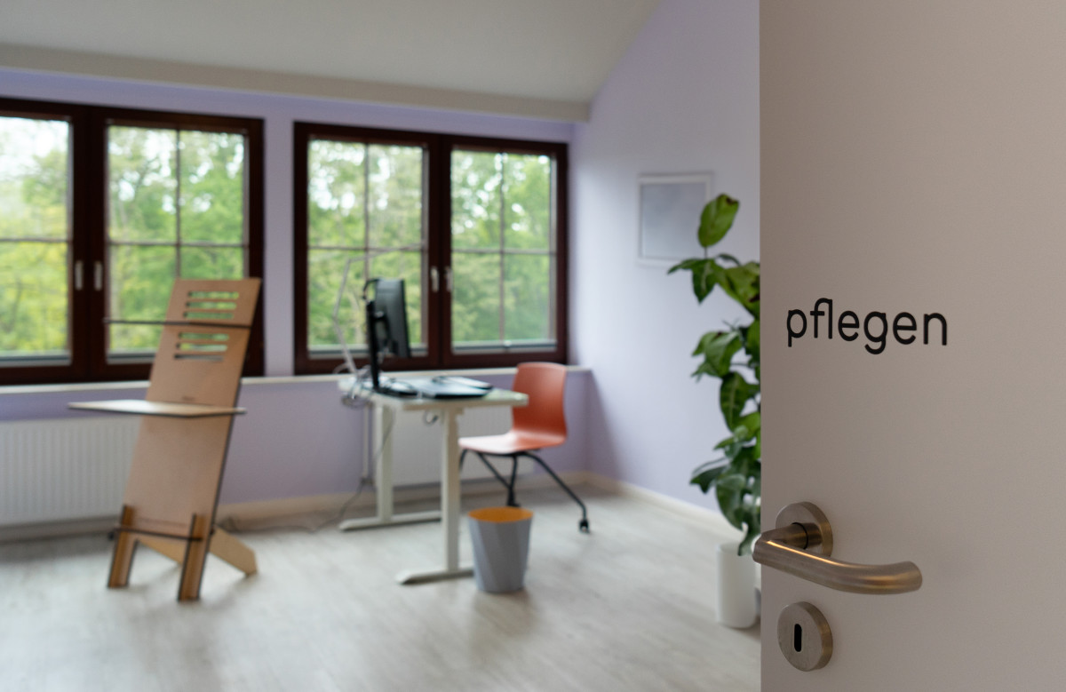 Blick in den lila gestrichenen Pflegedienstraum