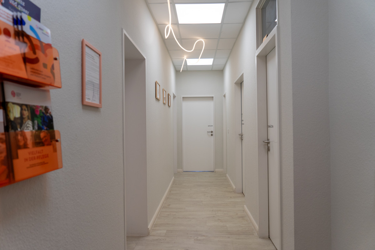 Heller, freundlicher Flur bei vielfältig mit Infomaterialien