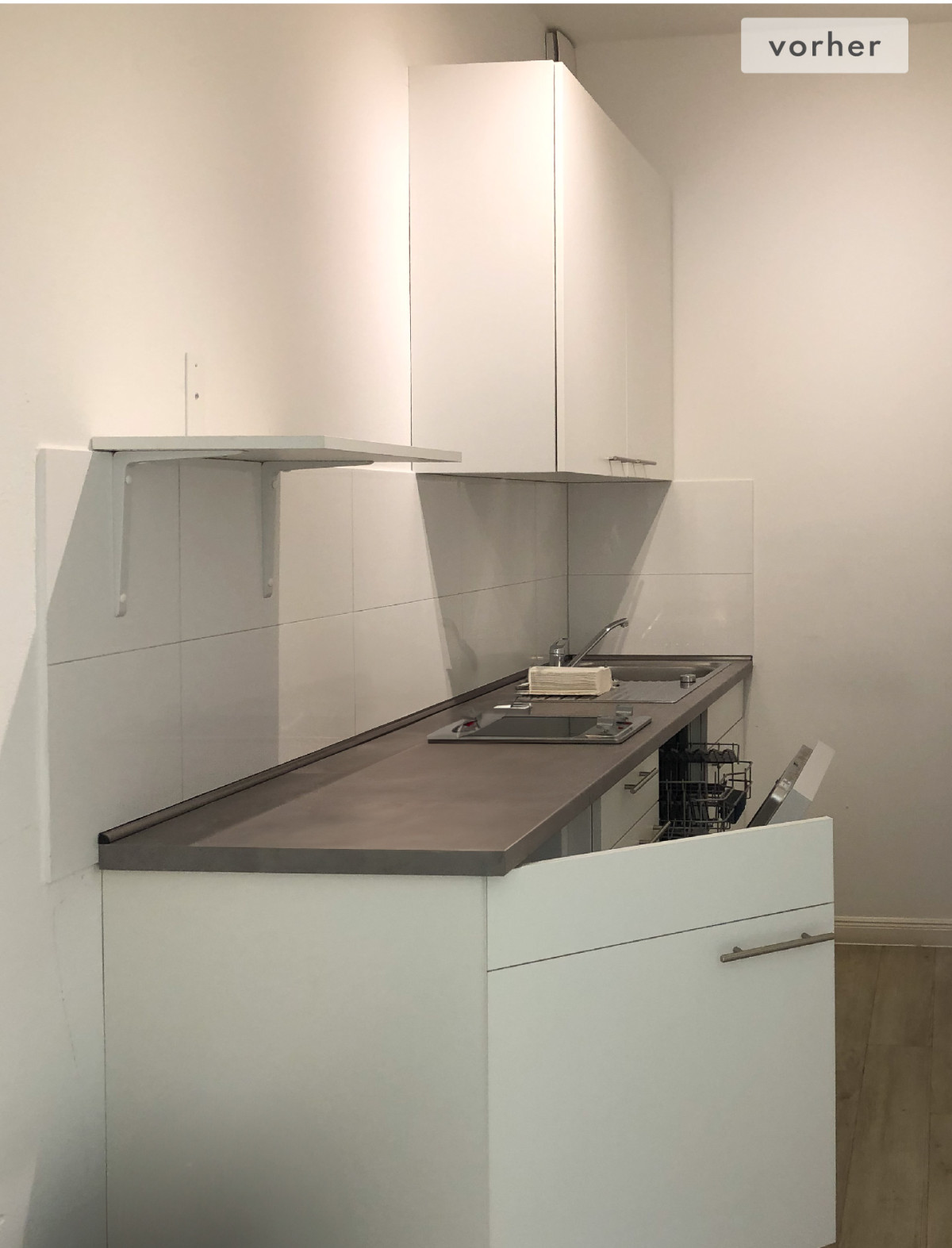 Weiße Teeküche bei der Übernahme