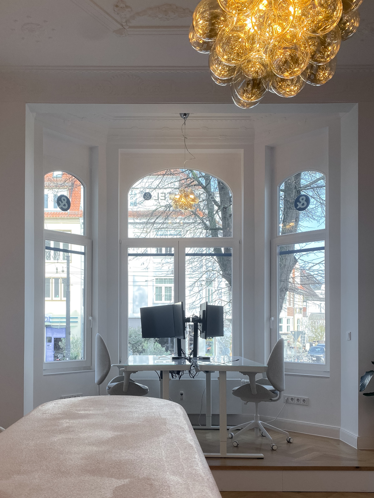 Moderne Schreibtische vor großen Fenstern im Eingangsbereich