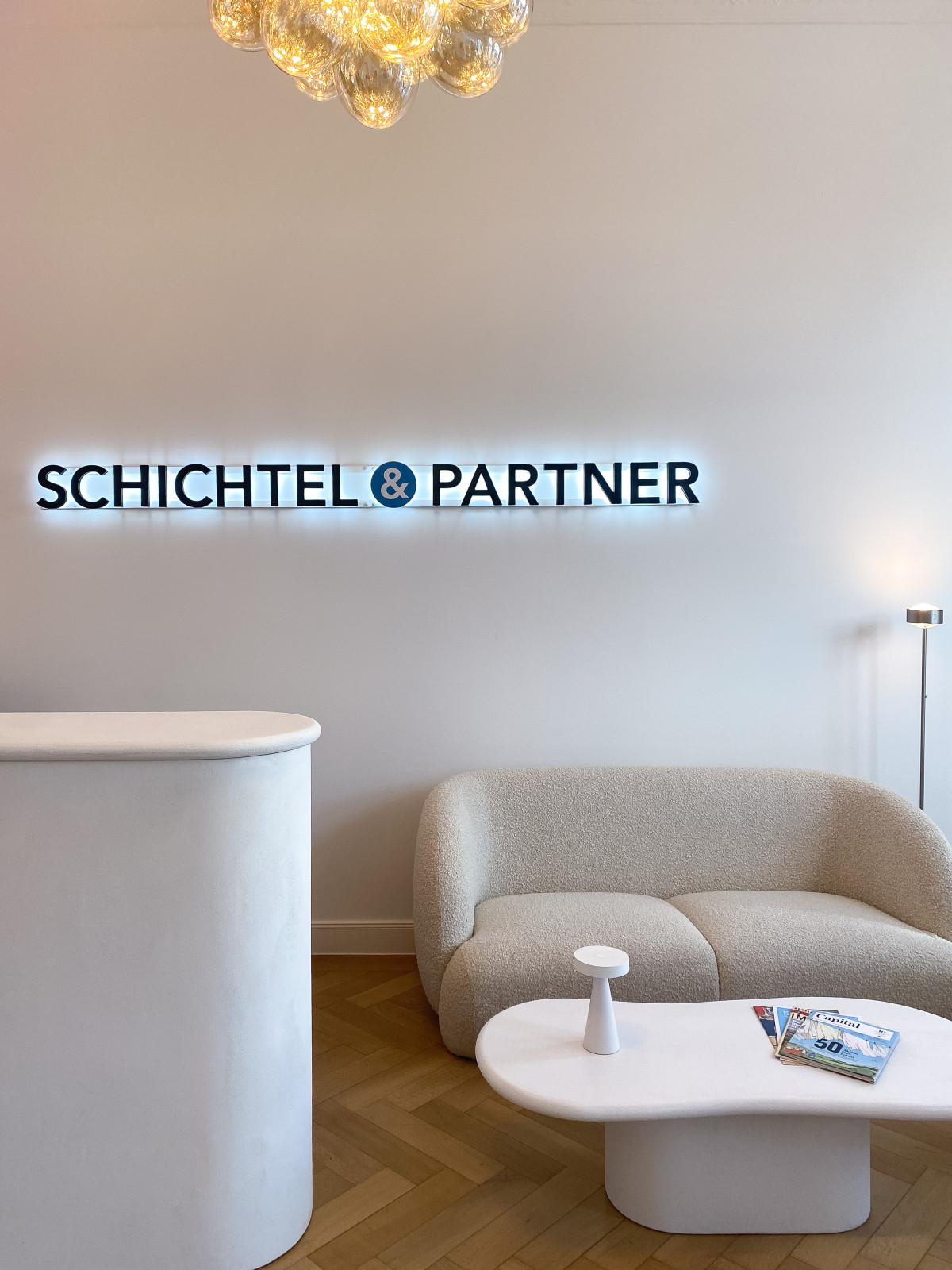 Einladende Couch mit passendem Tisch in weichen Formen