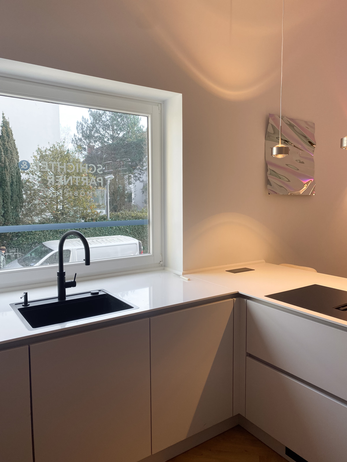 modernes und cleanes Küchendesign in hellgrau