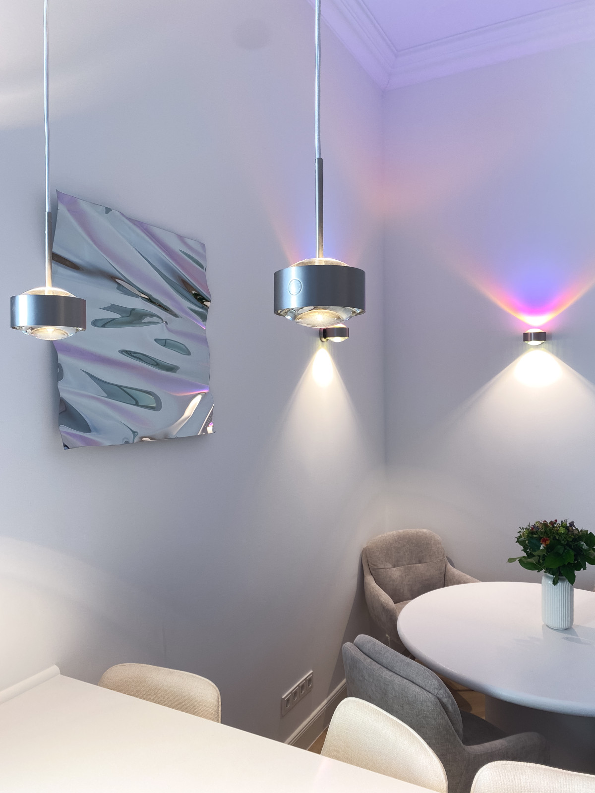 Sitzgelgenheiten in der hellen Küche