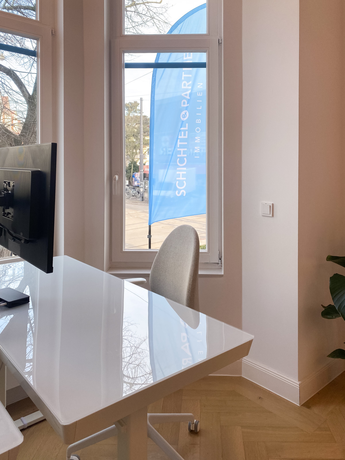 Schreibtischplatz mit Fahne von Schichtel und Partner