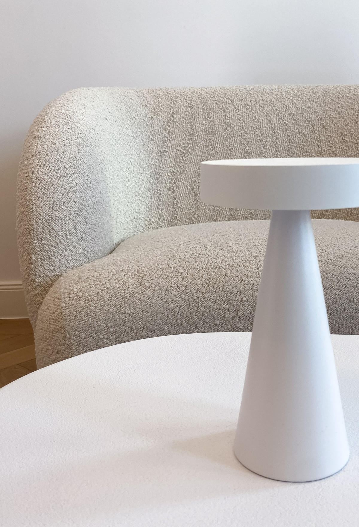 Detailaufnahme Couchtisch mit Leuchte und Bouclé-Sofa