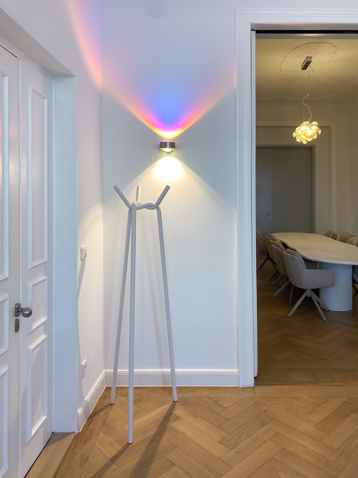 Eingang mit Garderobe und Konferenztisch im Hintergrund