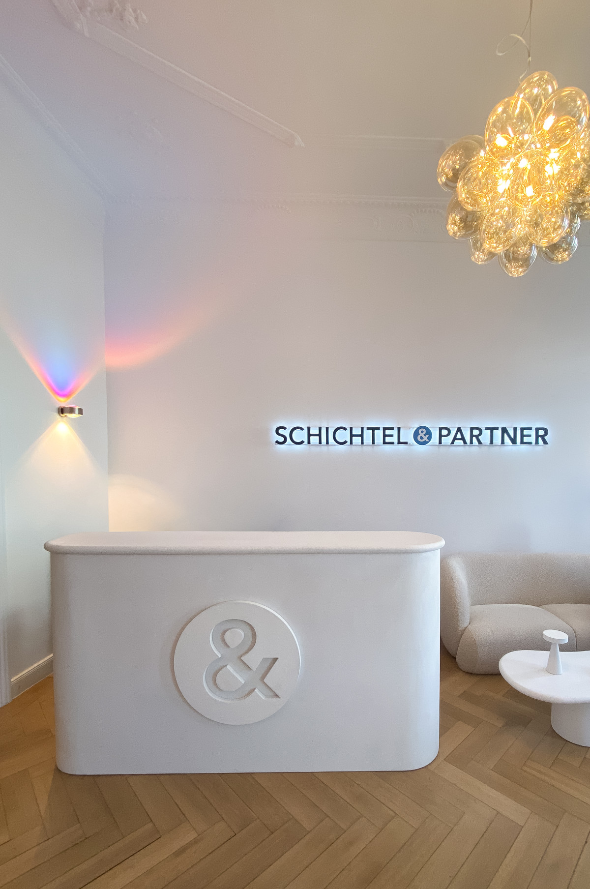 Eingangstresen mit modernem Design und exklusiven Leuchten