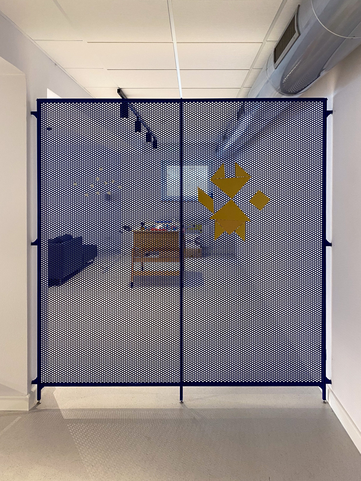 Blauer Raumtrenner mit Magneten Im Raum