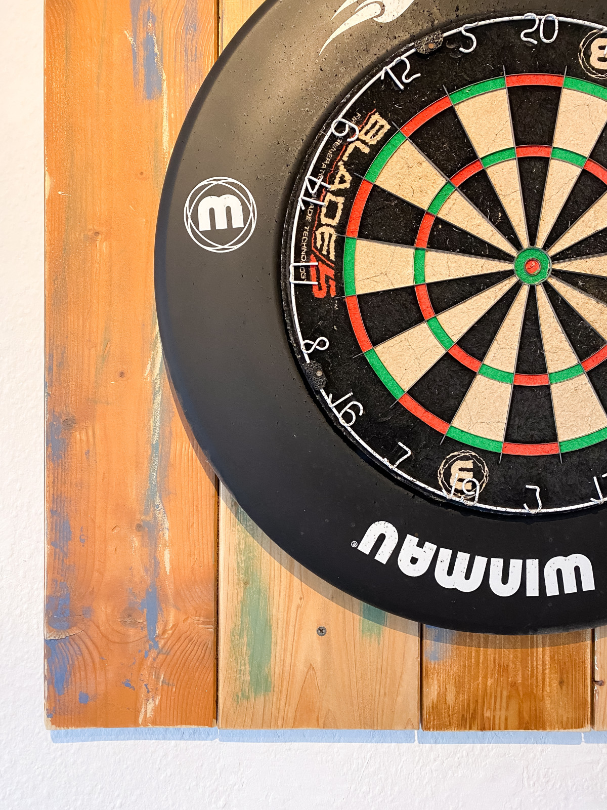 Details von der Dartscheibe im neuen Look aus alten Brettern