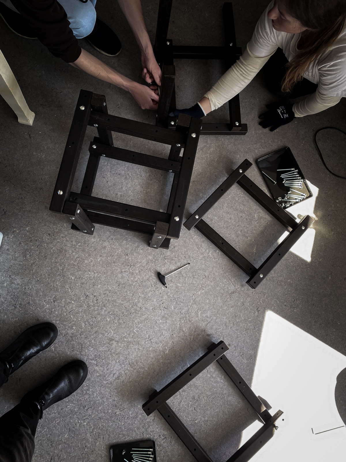 Kanthölzer werden mit Schrauben & Inbusschlüsseln befestigt