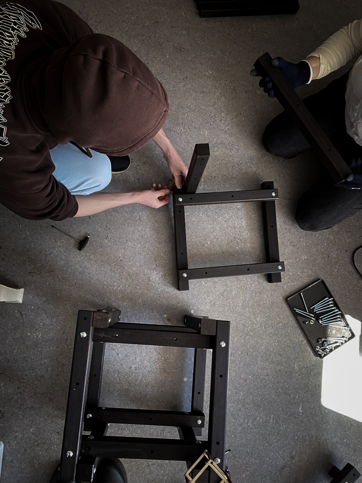 Verschrauben des Cubes unter Anleitung