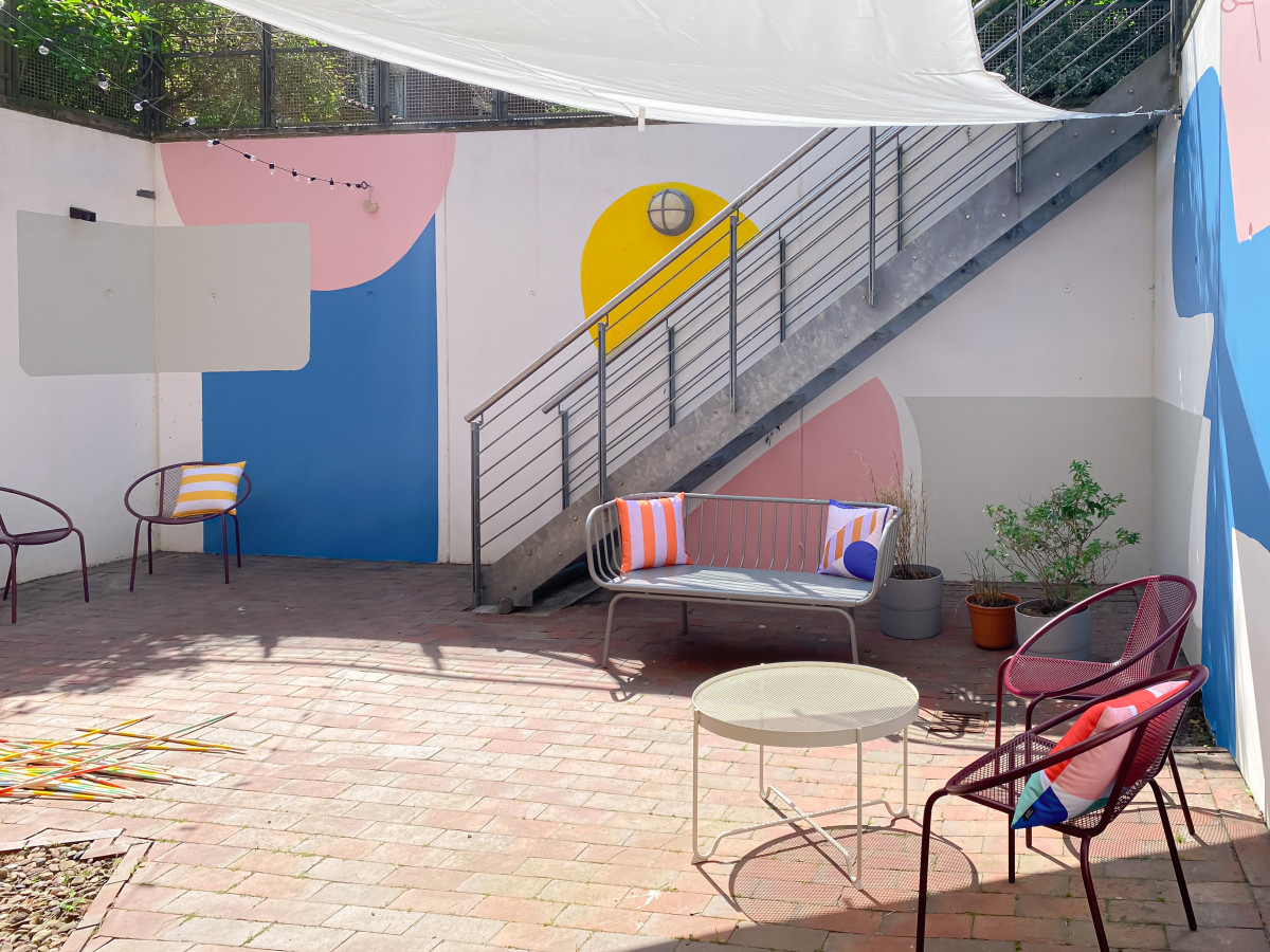 Farbenfrohe Lounge im Außenbereich mit Blick auf die Treppe