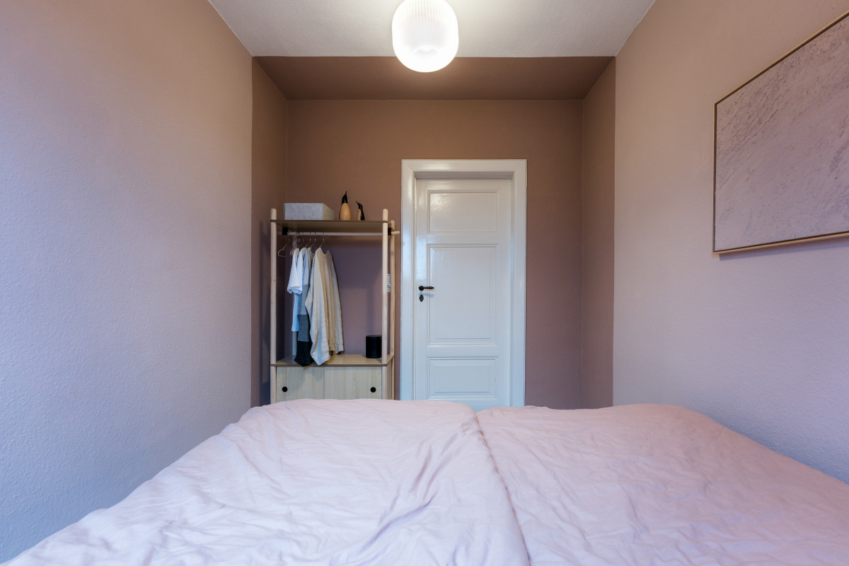 Schlafzimmer mit Blick auf die Tür und Garderobe